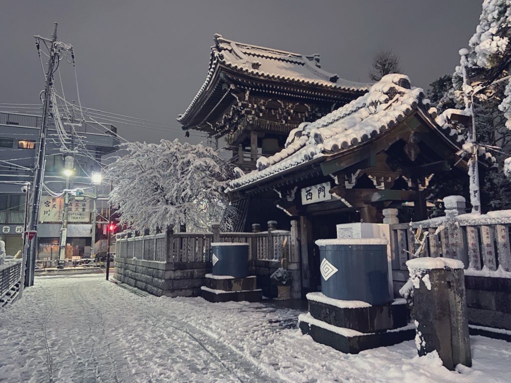 Nieve en el templo de Shibamata